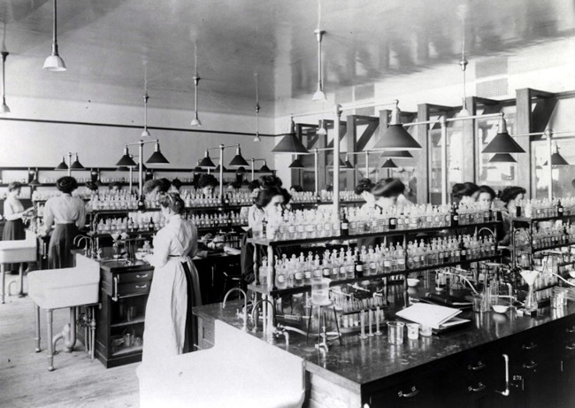 Grace Dodge Hall. Chemistry Laboratory With Students. (Ca. 1910). Gottesman Libraries at Teachers College, Columbia University.