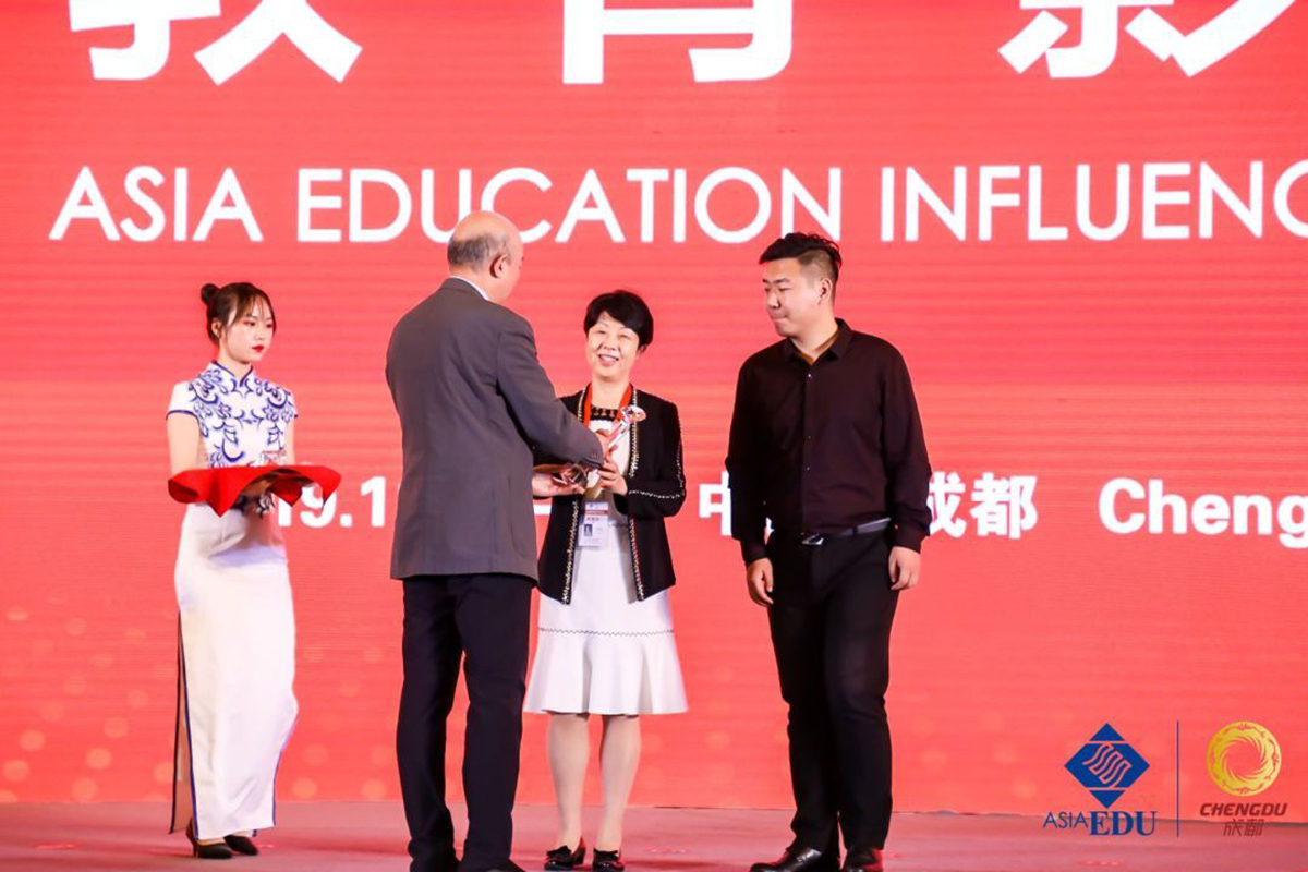 Xiaodong Lin-Siegler accepts award in China